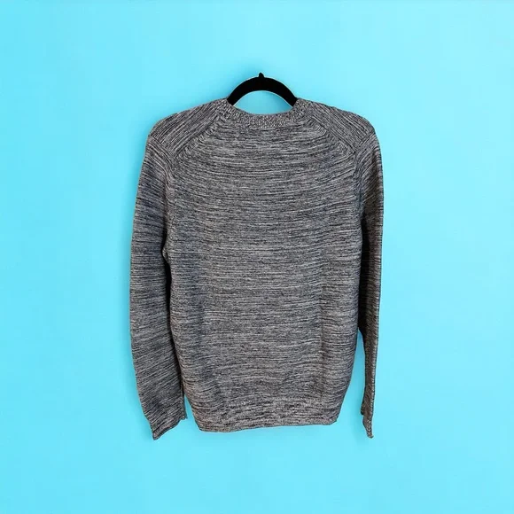 A Tommy Hilfiger crew neck sweater in gray and a size medium - Picture 6 of 7